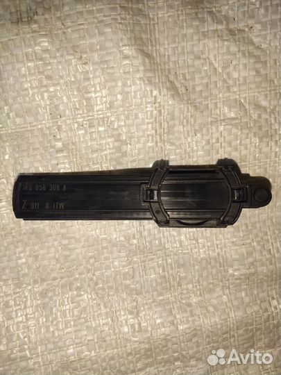 Passat B6 Амортизатор бардачка 1K0858309A