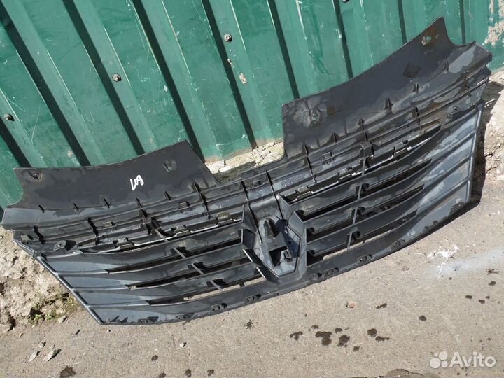 Решетка радиатора Рено Сандеро 1