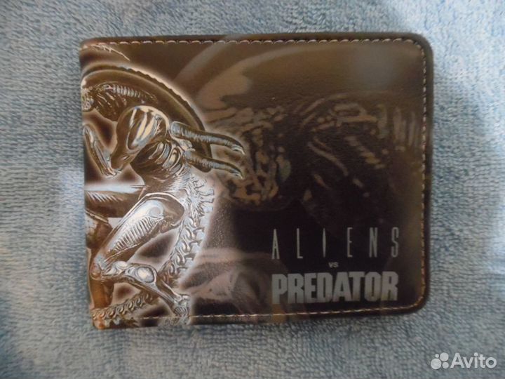 Бумажник. чужой против хищника