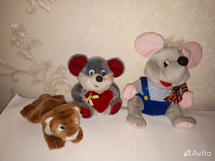 Детские мягкие игрушки-дед мороз,зайцы,лошадки