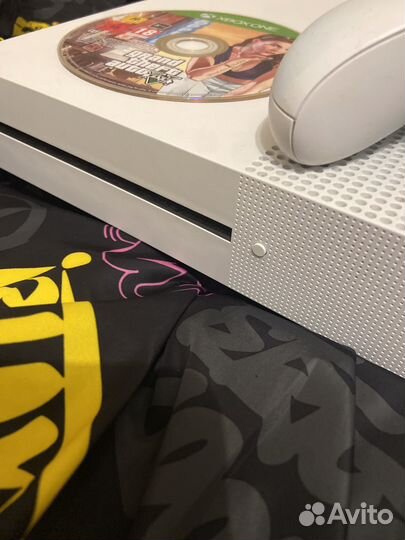 Xbox One s 2 геймпада 1tb