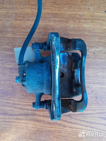 Суппорт передний правый Toyota RAV4 40