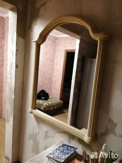 Зеркало настенное в деревянной раме