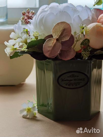 Композиция из искусственных цветов. Декор