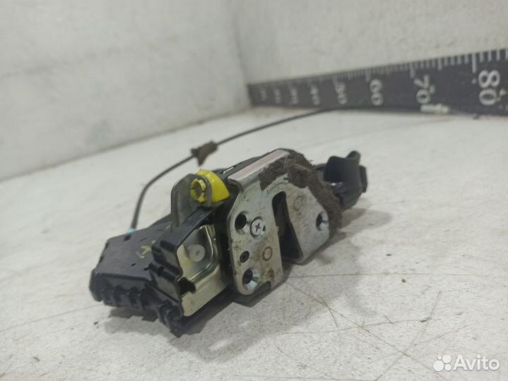 Замок двери передней левой