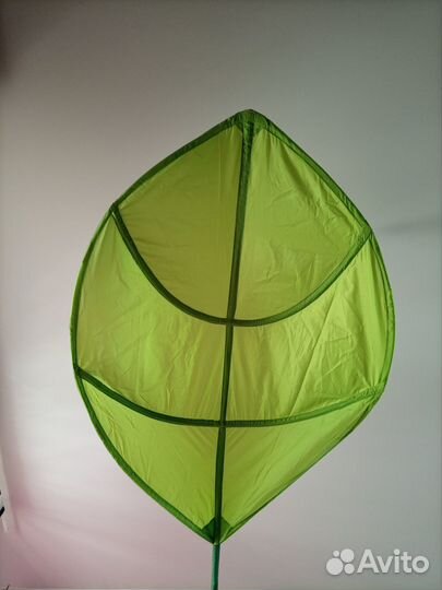 IKEA лист зеленый над кроватью