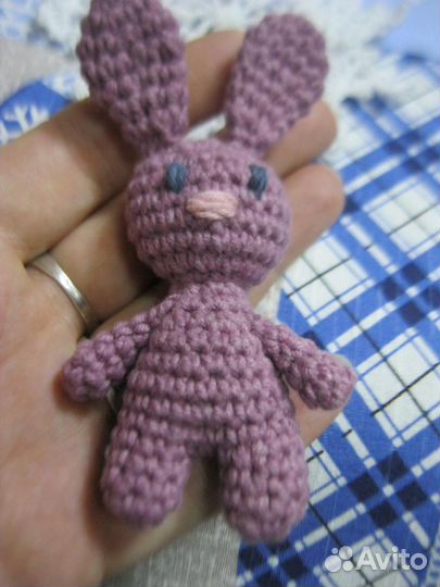 Вязаная игрушка зайчик