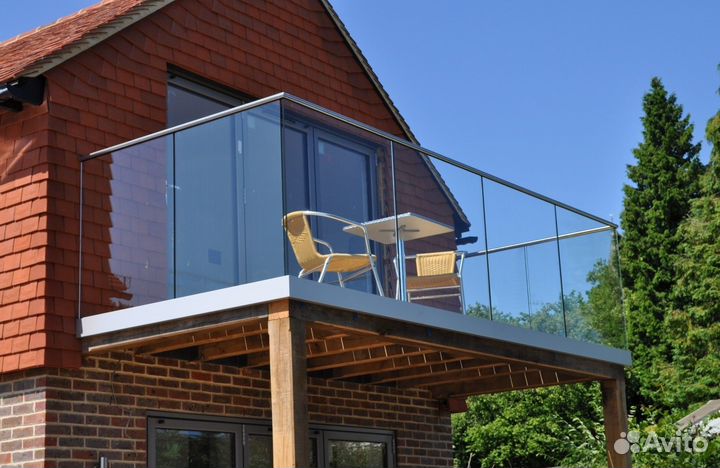 Безрамное ограждение балконов