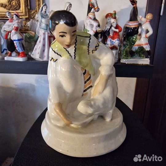 Фарфоровая статуэтка Девочка кормит ягненка