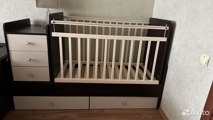 Детская кроватка с маятником