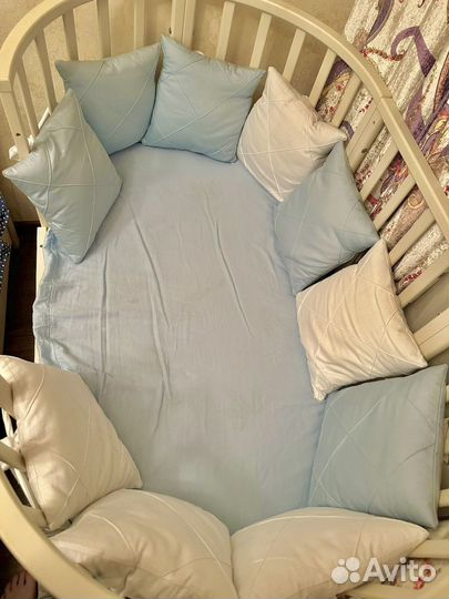 Детская кроватка с маятником