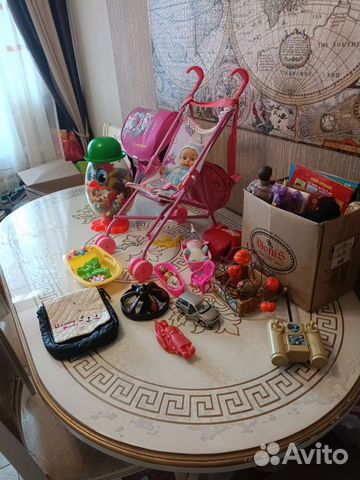 Коробка с игрушками. Пупс, конструктор, мебель