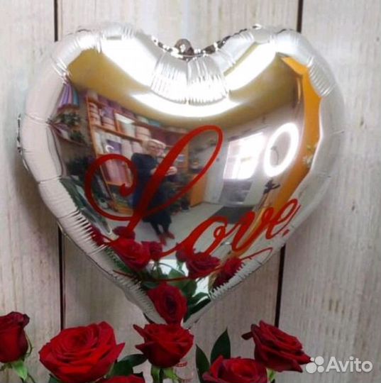 Розы в коробочке с фольгированным шаром