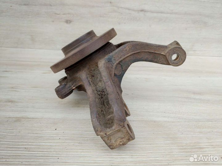 Поворотный кулак правый Citroen C4 Peugeot 307