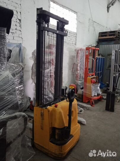 Самоходный штабелёр (поводковый) Komatsu 1,2т 3,6м