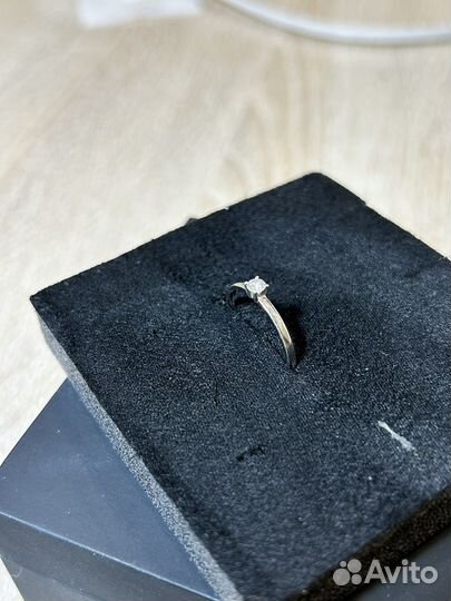 Кольцо с бриллиантом