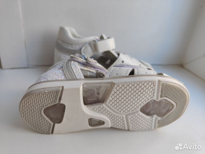 Сандалии белые р.26,27 новые с голуб.цв. босоножк