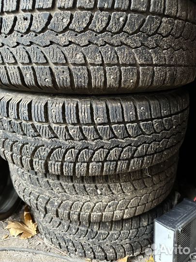 Зимняя резина почти новая шипы на месте