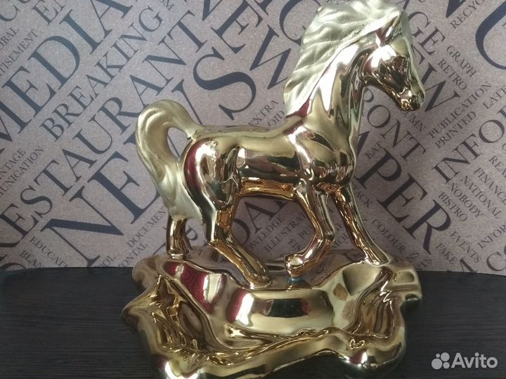 Статуэтка конь