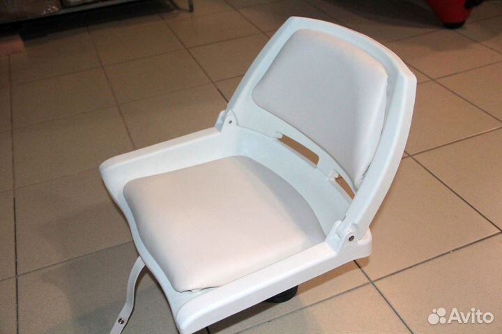 Кресло складное пластиковое с накладками, белое