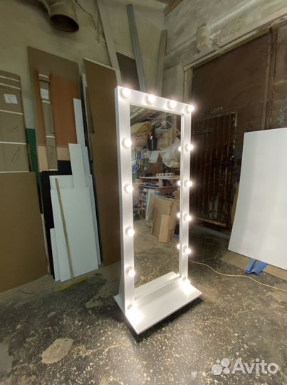Новое зеркало с подсветкой на полке