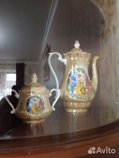 Чайник и сахарница