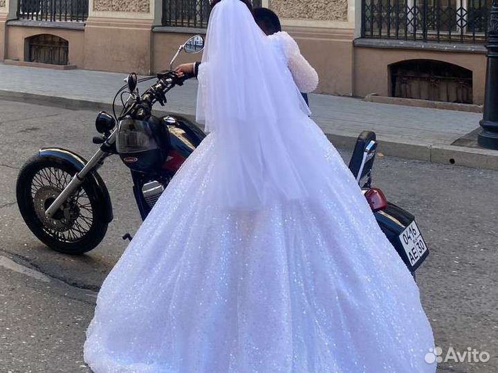 Свадебное платье со шлейфом 46-50