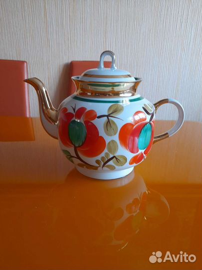 Фарфоровый чайник