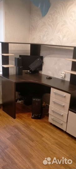 Компьютерный стол вместе со шкафом