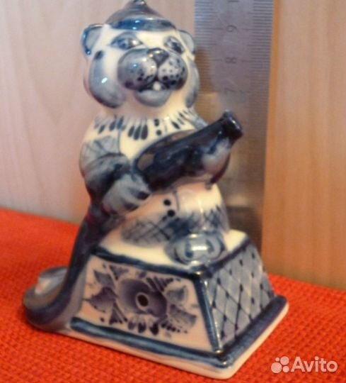 Маленькие статуэтки Гжель