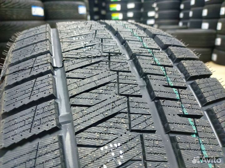 Kapsen SnowShoes AW33 235/40 R18 95H