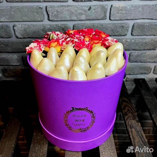 Ящик с клубникой в шоколаде