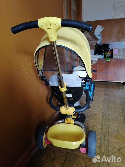 Трехколесный детский велосипед с ручкой