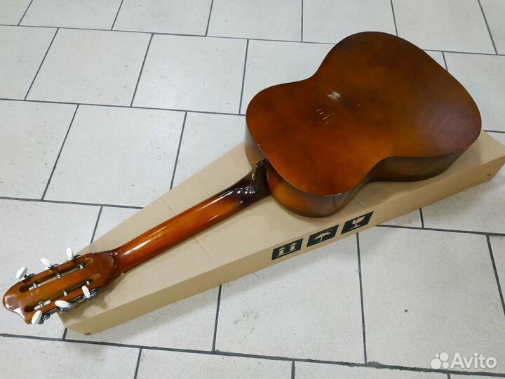 Акустическая гитара с широким грифом