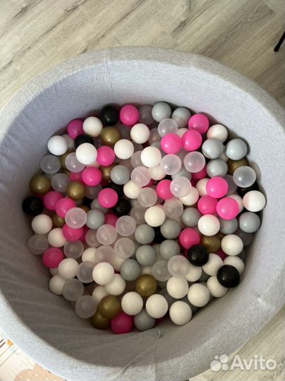 Сухой бассейн с шариками