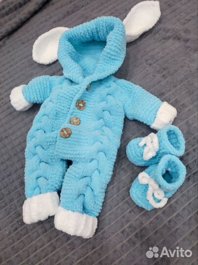 Вязаный комбинезон для новорожденного