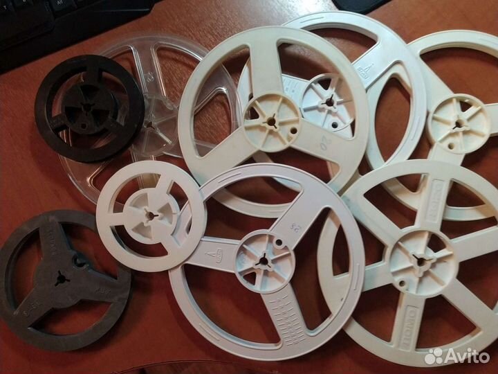 Бобины для 8 мм киноплёнки и жестяные банки