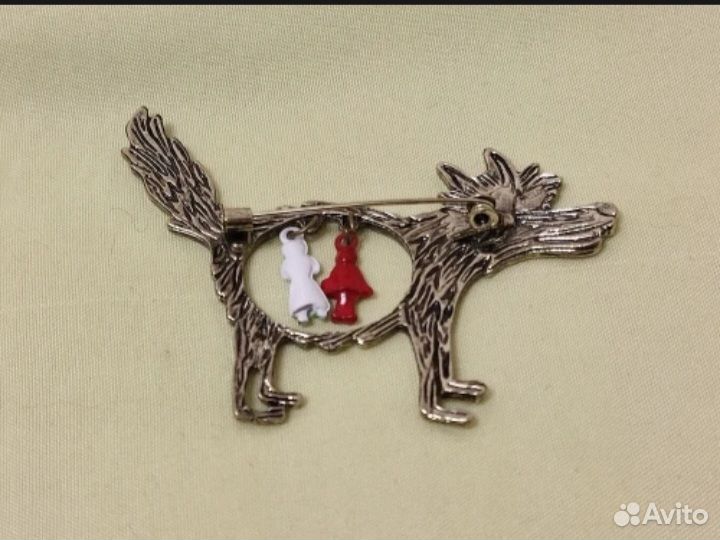 Брошь серый волк