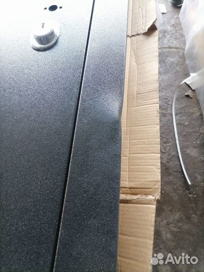 Двери металлические с небольшими дефектами