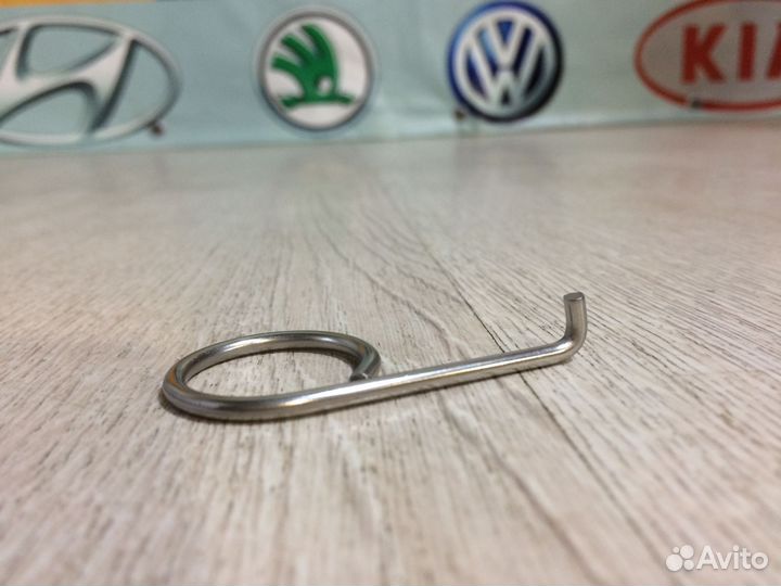 Крюк съемник колпачка колесного болта Шкода Ауди