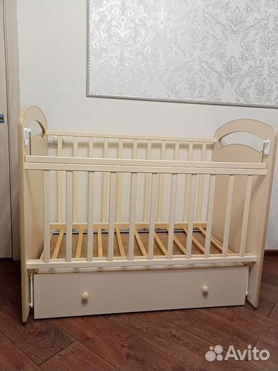 Детская кроватка с поперечным маятником