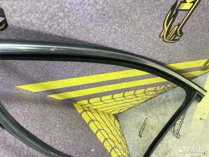 Уплотнитель молдинг левой двери Insignia Инсигния