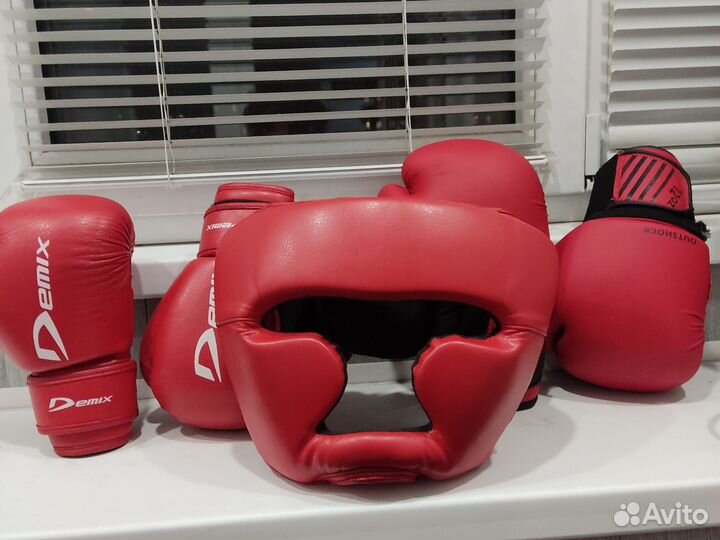 Боксерские перчатки и шлем