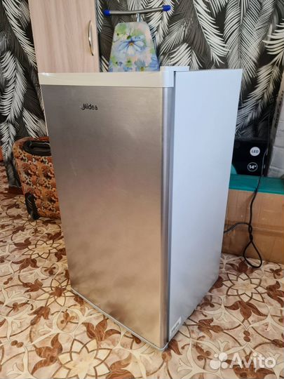 Холодильник мини Midea. Объём 93л, Высота 85см