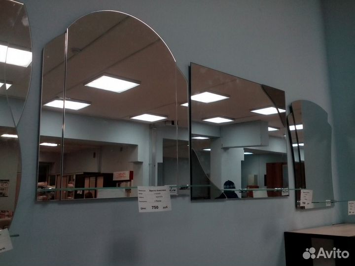 Зеркало с полкой