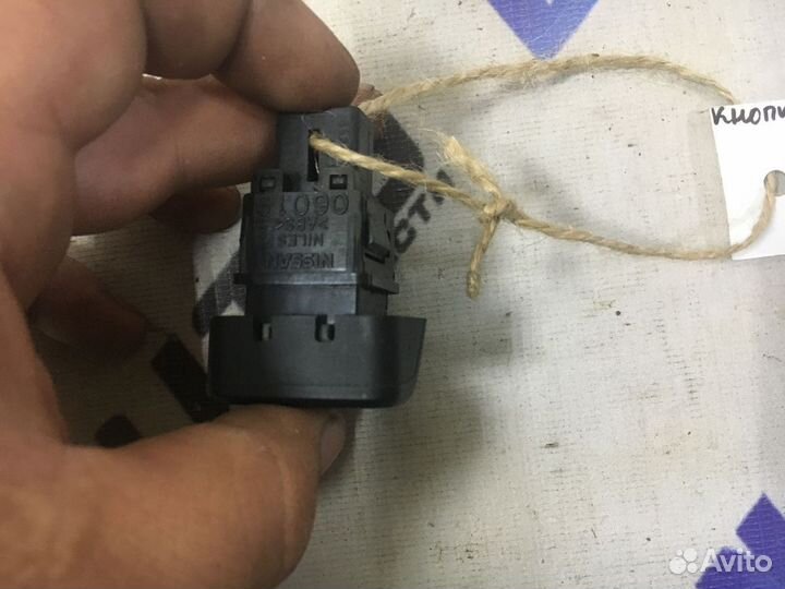 Кнопка аварийной сигнализации Ниссан Ноут Е11