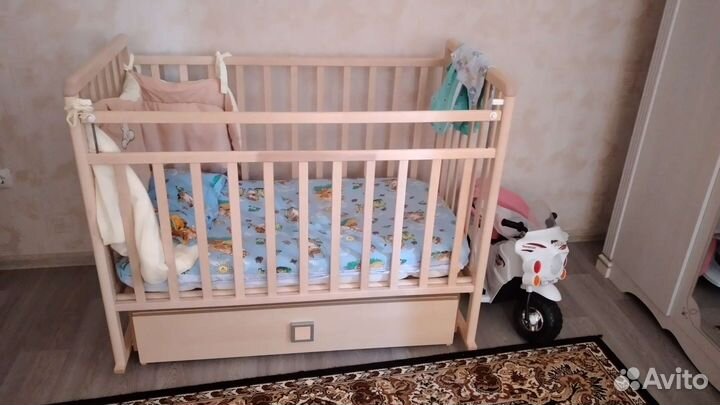 Детская кроватка с маятником