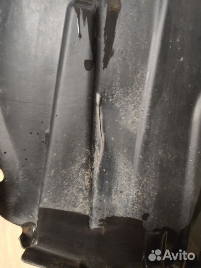 Передний левый подкрылок Mazda 3 BK (половина)