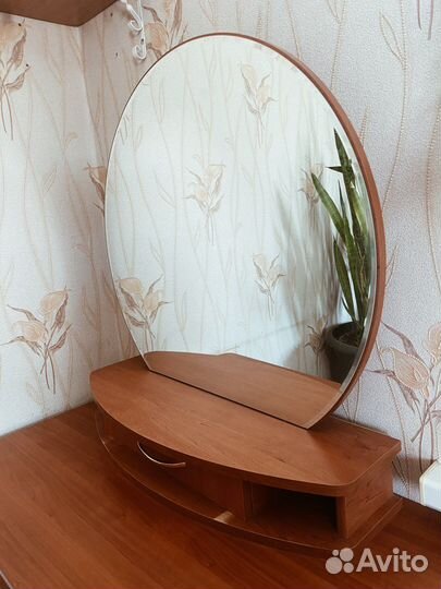 Косметический столик с зеркалом