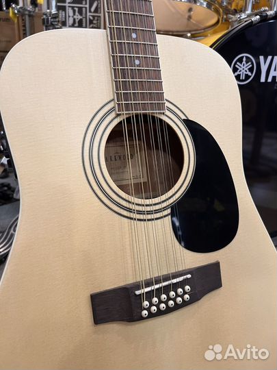 Двенадцатиструнная электроакустическая гитара